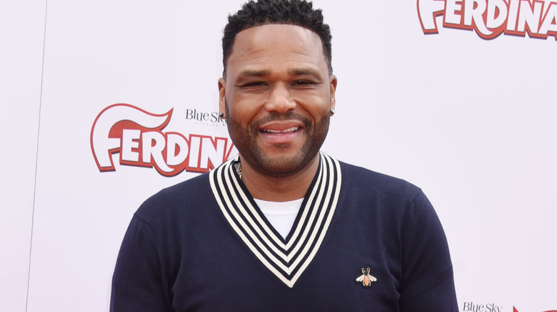 Anthony Anderson smiles