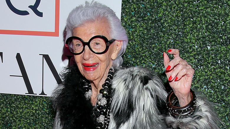 Iris Apfel waving in 2019