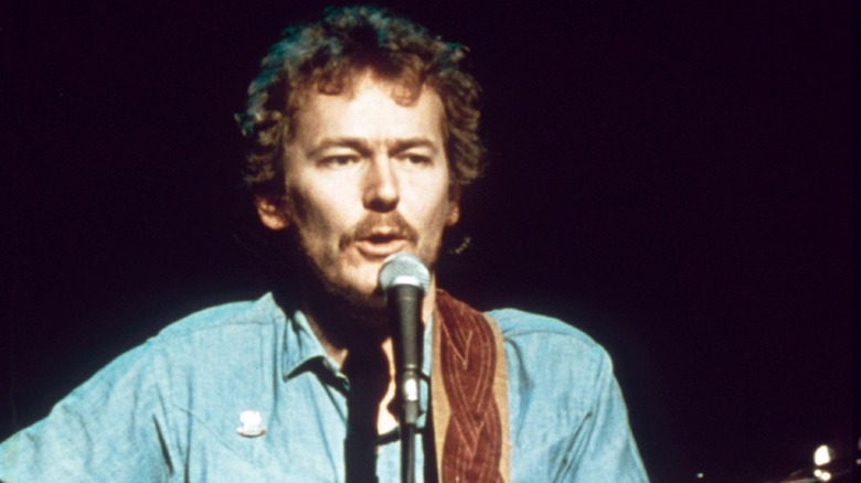 Young Gordon Lightfoot performing