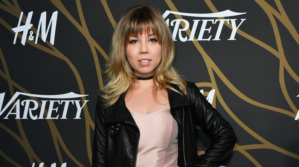 Jennette McCurdy posing