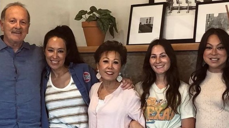 Joanna Gaines poses with her parents and siblings