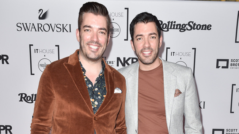 Jonathan and Drew Scott smiling