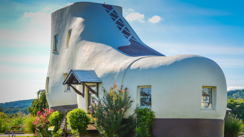 shoe-shaped house