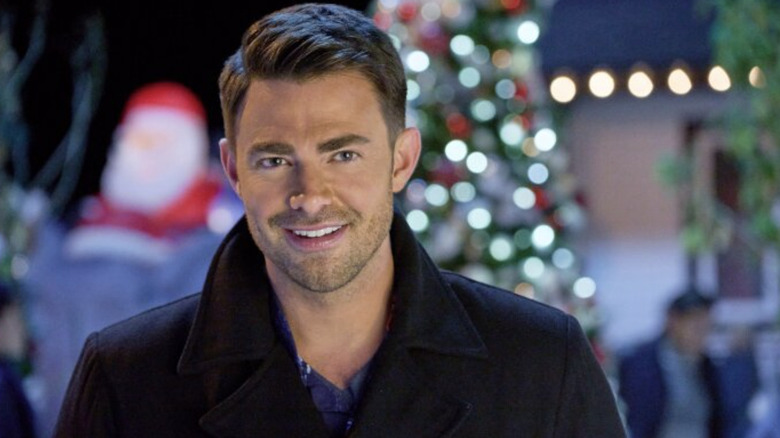 Jonathan Bennett as Sam smiling in The Holiday Sitter