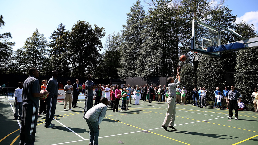 Barack Obama plays basketball at the White House Tennis Court