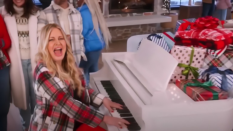 Jennifer Coolidge playing the piano in an Old Navy ad