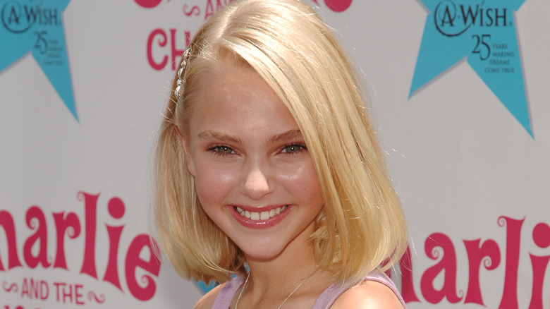 Young AnnaSophia Robb smiling 