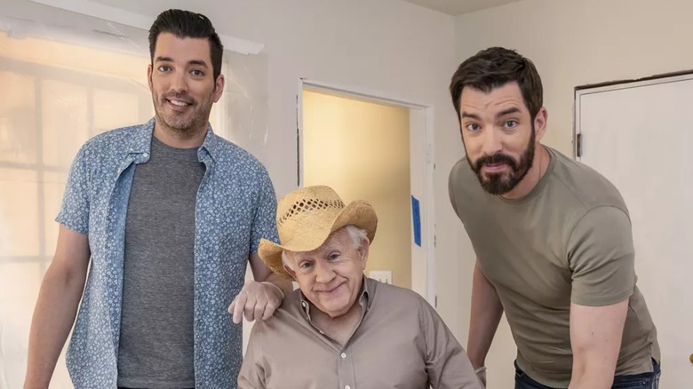 "Celebrity IOU" season premiere with Jonathan Scott, Leslie Jordan and Drew Scott.