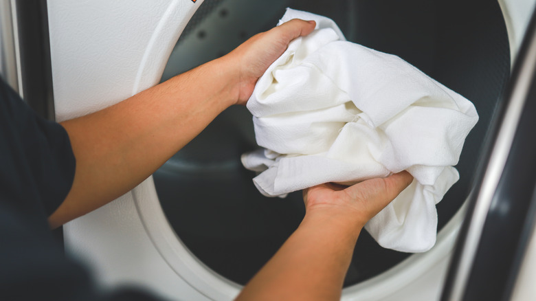 Washing white laundry