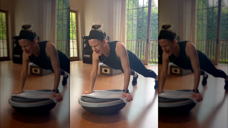 Jennifer Garner exercising