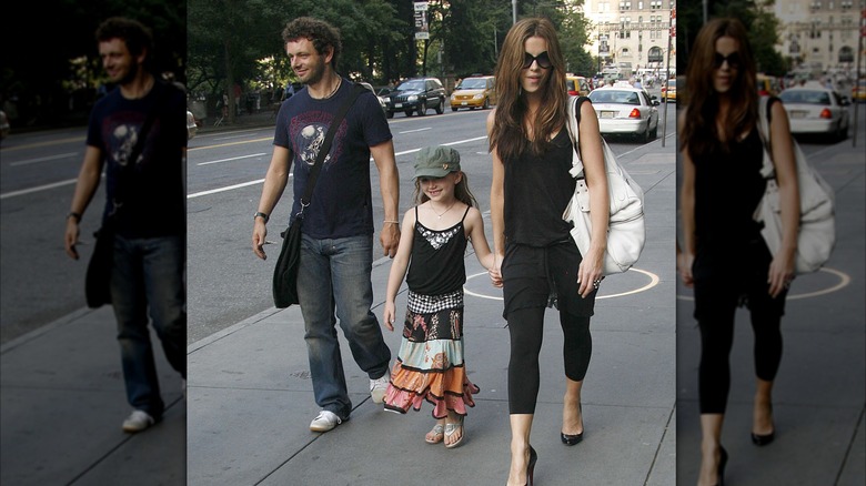 Kate Beckinsale and Michael Sheen walking with their daughter