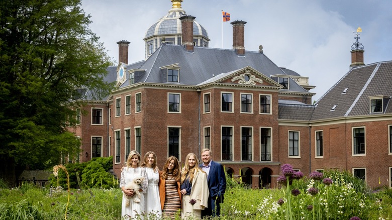 The Dutch royal family posing in Huis ten Bosch gardens