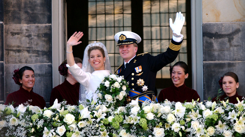 Queen Máxima and King Willem-Alexander waving and smiling