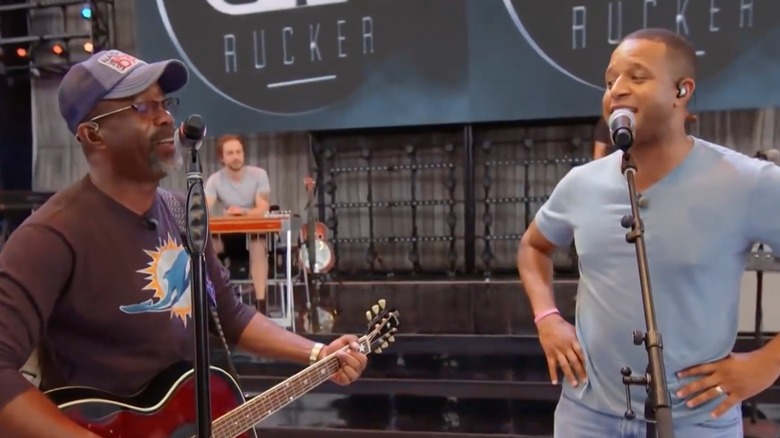 Craig Melvin singing with Darius Rucker