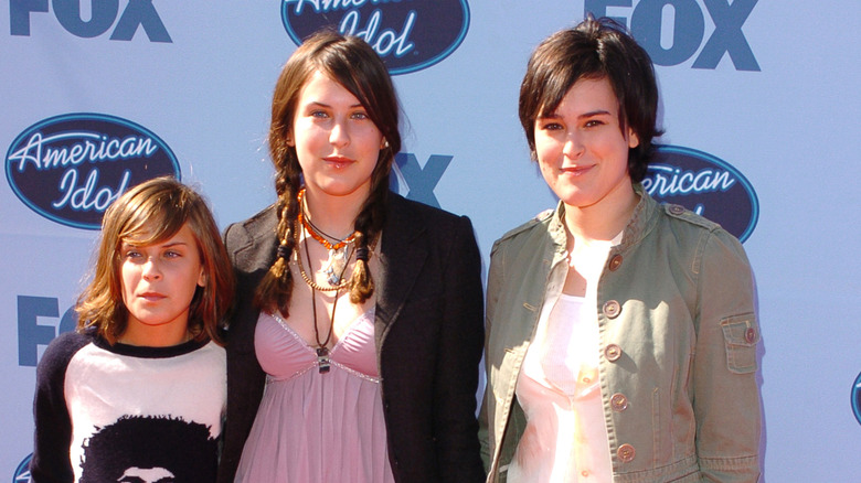 Young Tallulah Willis, Scout Willis, and Rumer Willis standing together