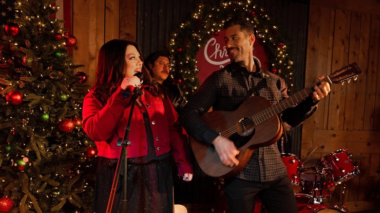 Brandon Quinn and Brooke Elliott in A Country Christmas Harmony