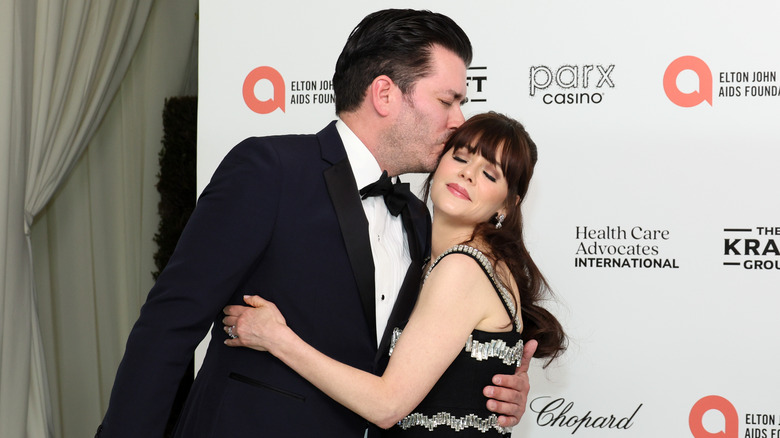 Jonathan Scott kissing Zooey Deschanel