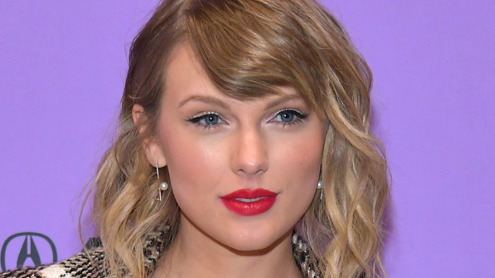 Taylor Swift, who has a diamond face shape