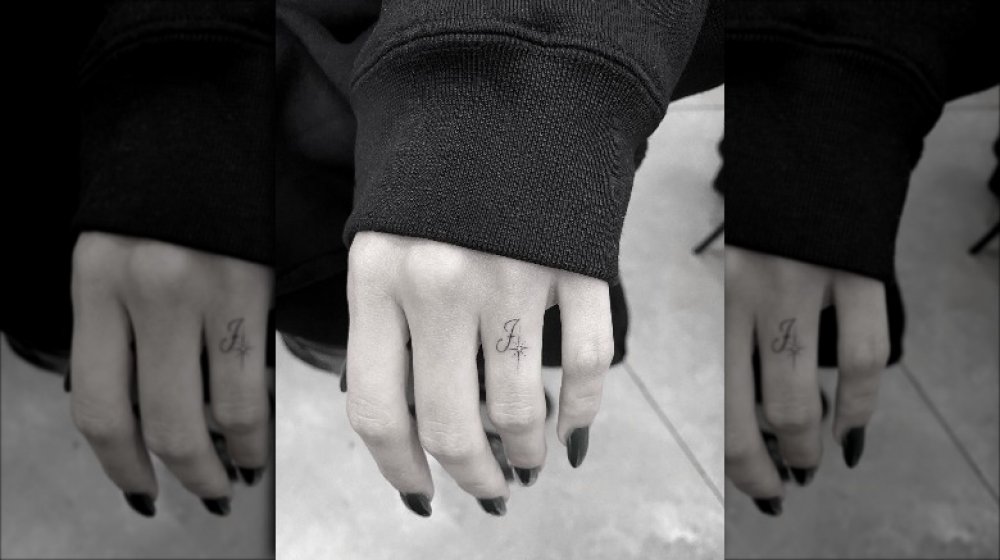The Meaning Behind Hailey Bieber S New Finger Tattoo