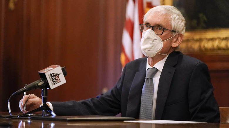 Tony Evers wearing a mask 