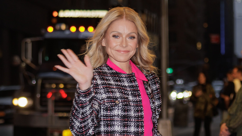 Kelly Ripa waving