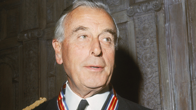  Louis Mountbatten posing 