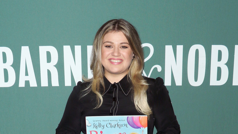 Kelly Clarkson holding a book