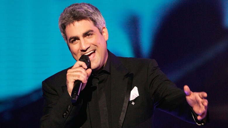 Taylor Hicks performing on American Idol