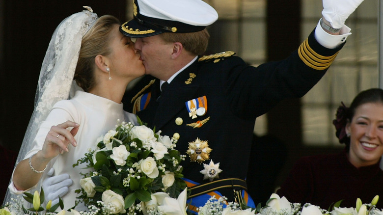 Queen Máxima kissing Willem-Alexander