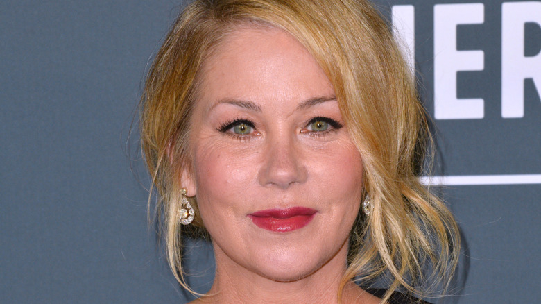 Christina Applegate attends the 25th Annual Critics' Choice Awards at the Barker Hangar in Santa Monica (2020)