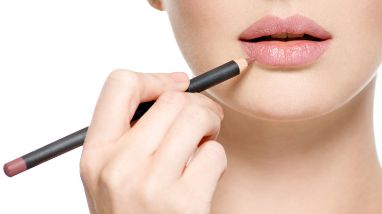 closeup of applying lipliner