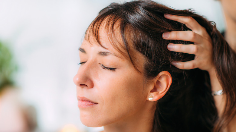 hand massaging scalp 