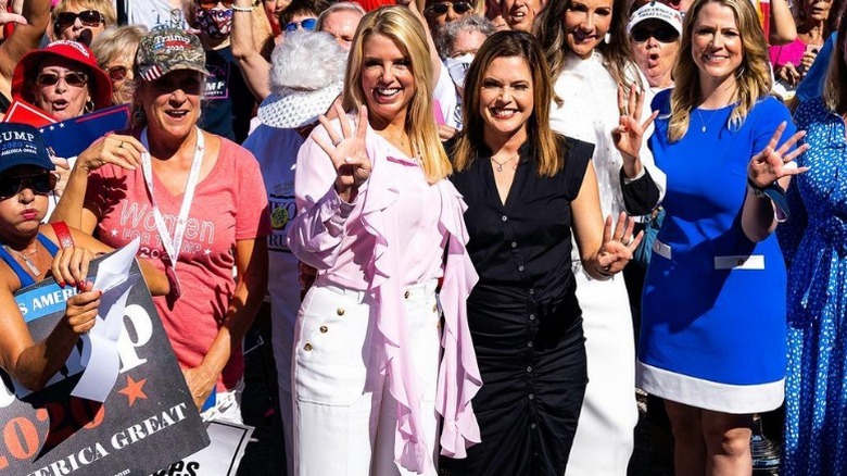 Pam Bondi poses with Sarasota Women for Trump in Florida (2020)