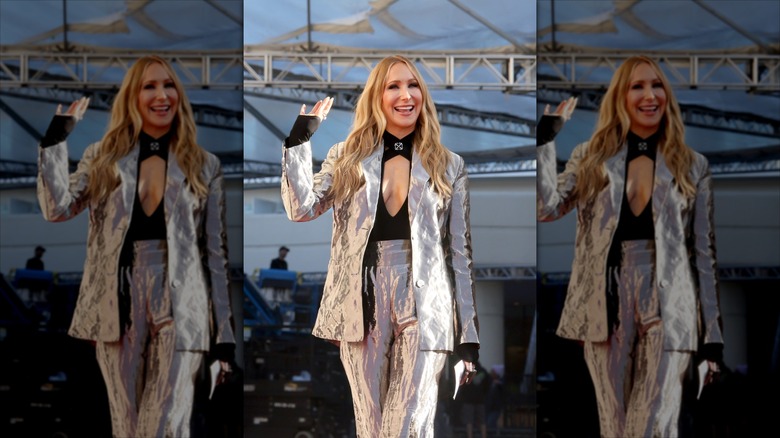 Nikki Glaser wears a silverly outfit at the 2025 Golden Globes