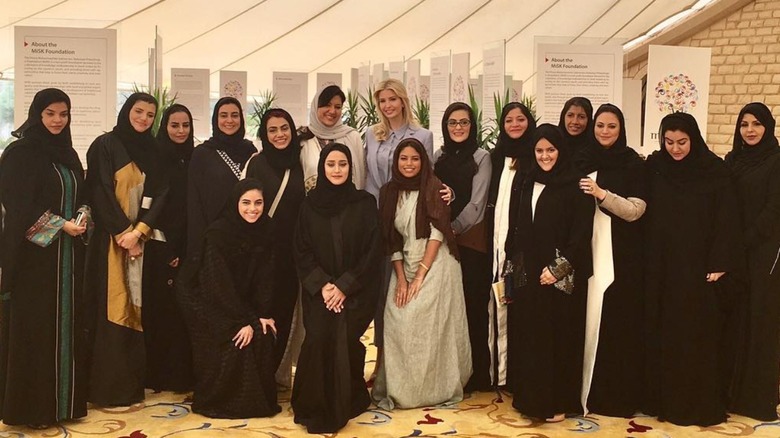 Ivanka Trump posing with 16 Saudi women 