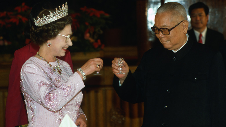 Queen Elizabeth toasting with Chinese leader