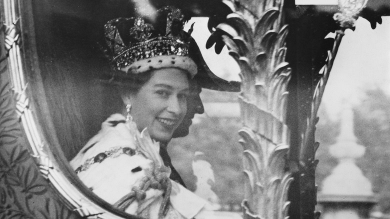 Queen Elizabeth wearing full regalia