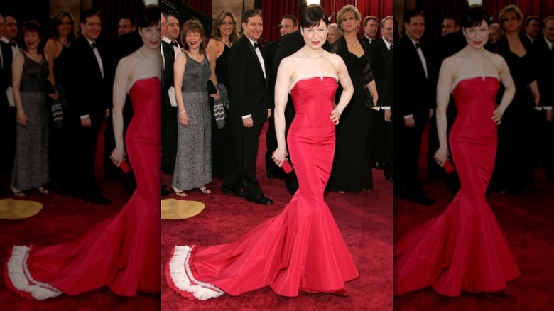 Renée Zellweger arrives at the 77th Annual Academy Awards in Hollywood, CA (2005)