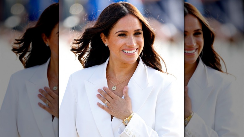 Meghan Markle wearing a gold hand chain 