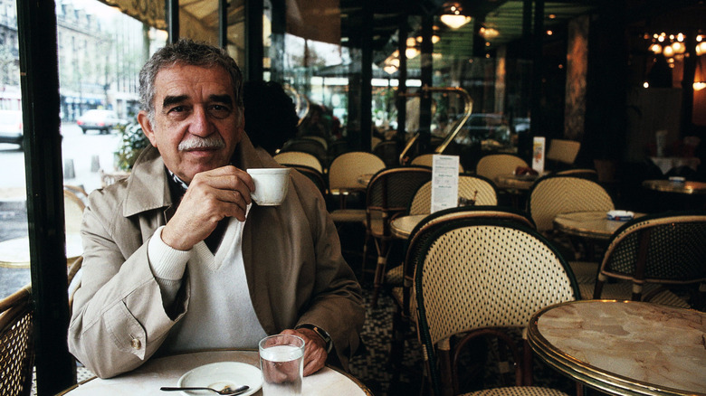 Gabriel García Márquez drinking coffee in a cafe