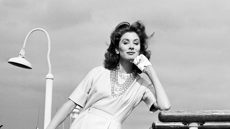 Suzy Parker outside, streetlamp