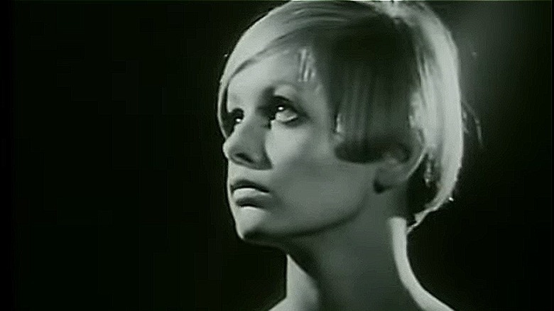 Black andn white photo of Twiggy