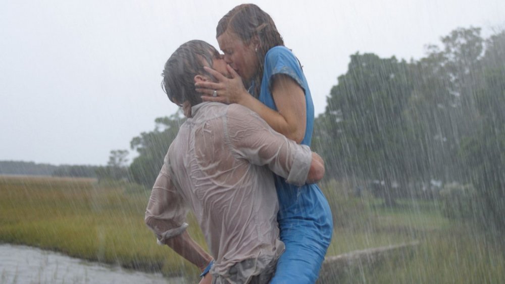 Noah and Allie kissing in The Notebook