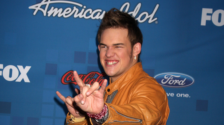 James Durbin makes the rock symbol 