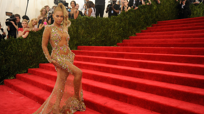 Beyoncé posing at 2015 Met Gala 