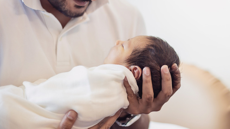 dad with newborn 