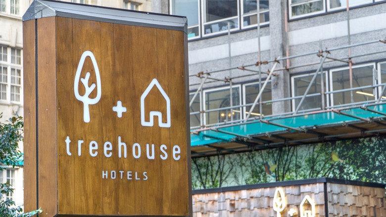 Treehouse hotel signpost