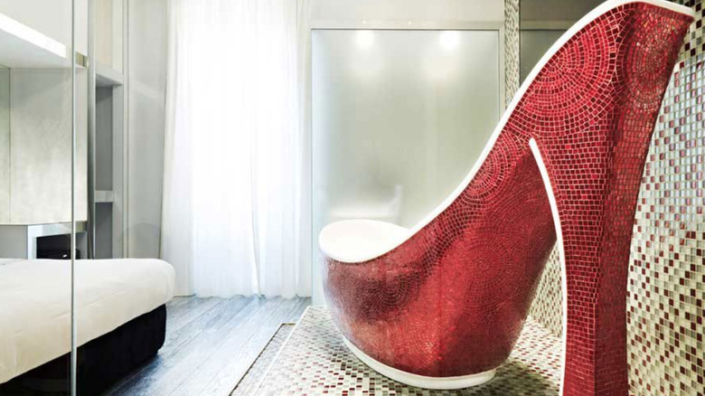 Sparkly shoe-shaped bathtub