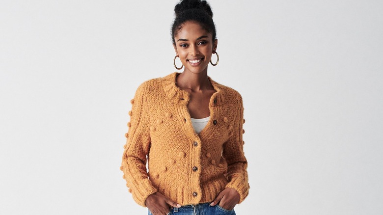 Cozy yellow sweater with pompoms 