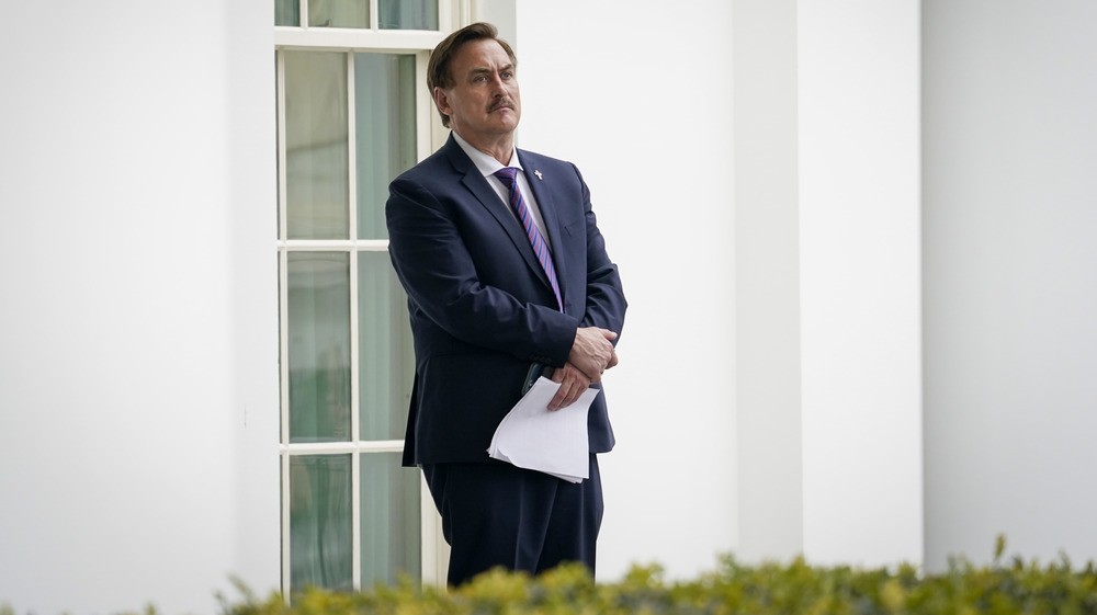 Lindell waiting outside White House 